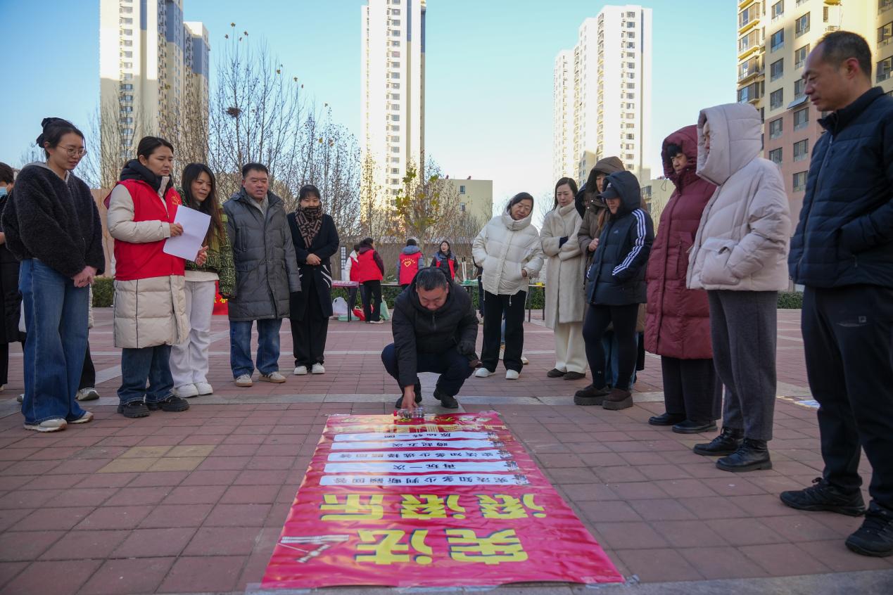 居民参加普法游戏。韩慧峰摄