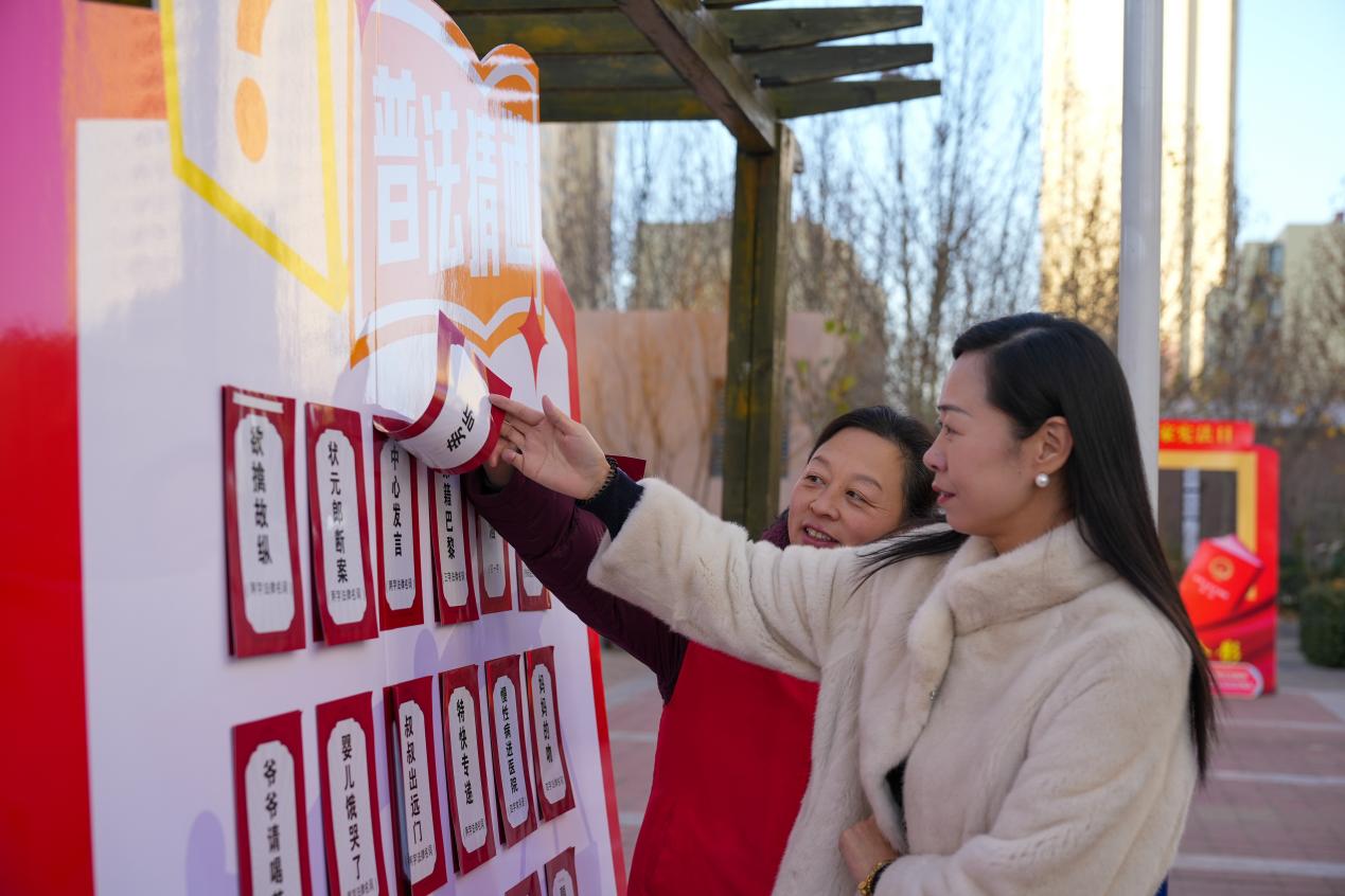 居民在普法问答墙前学习法律知识。韩慧峰摄