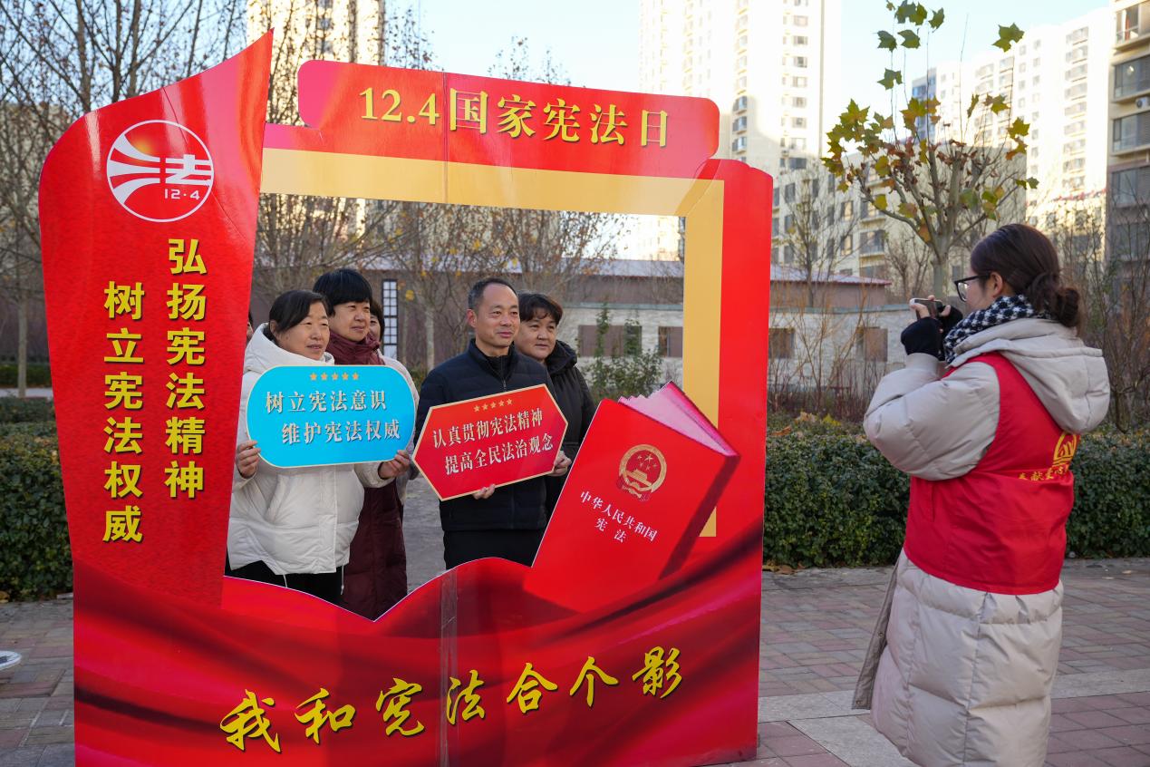 群众在普法打卡点拍照。韩慧峰摄
