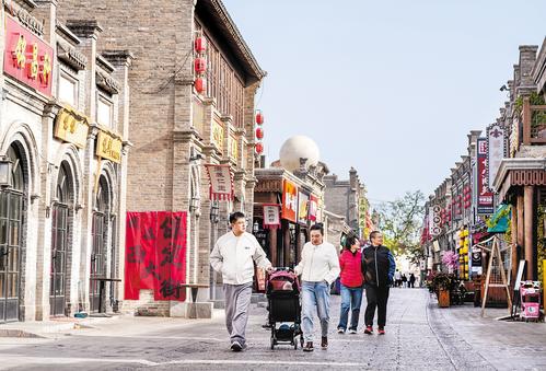 近日，游客在保定西大街游玩。本报记者 许佳奇摄