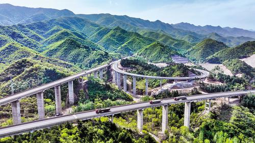 全長約184公裡的京蔚高速全線通車后，打通了北京通向河北的“西大門”。圖為不久前車輛行駛在京蔚高速與張涿高速互通樞紐。（本報資料片） 本報記者 耿輝攝