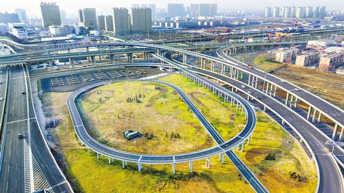 12月10日拍攝的位於石家庄市西三環與和平西路交叉口的環城綠道。當日，石家庄101公裡環城綠道實現了全線貫通。 本報記者 田明攝