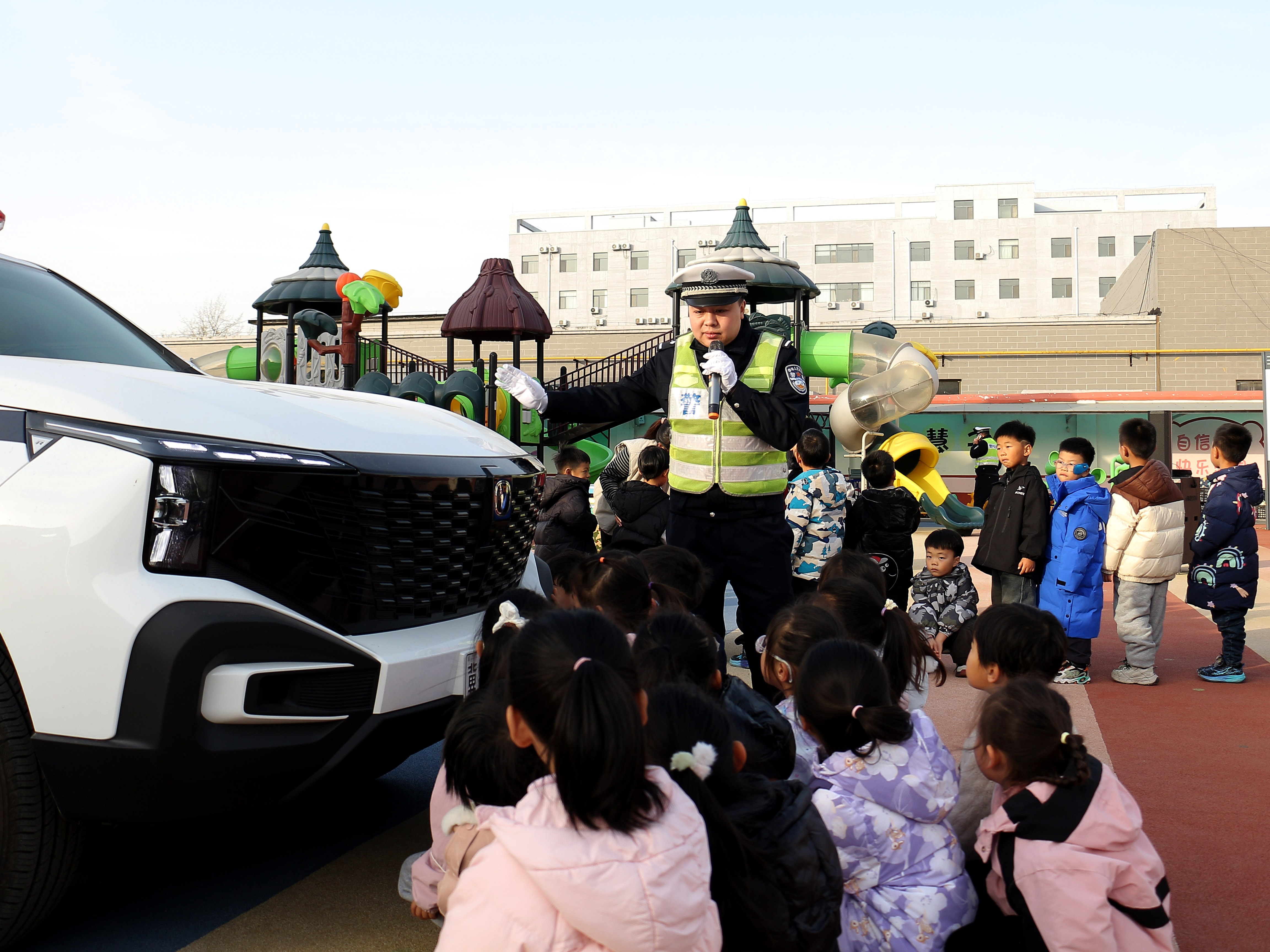 12月2日，隆尧县公安局交管大队民警在县直幼儿园讲解车辆盲区。成梅摄