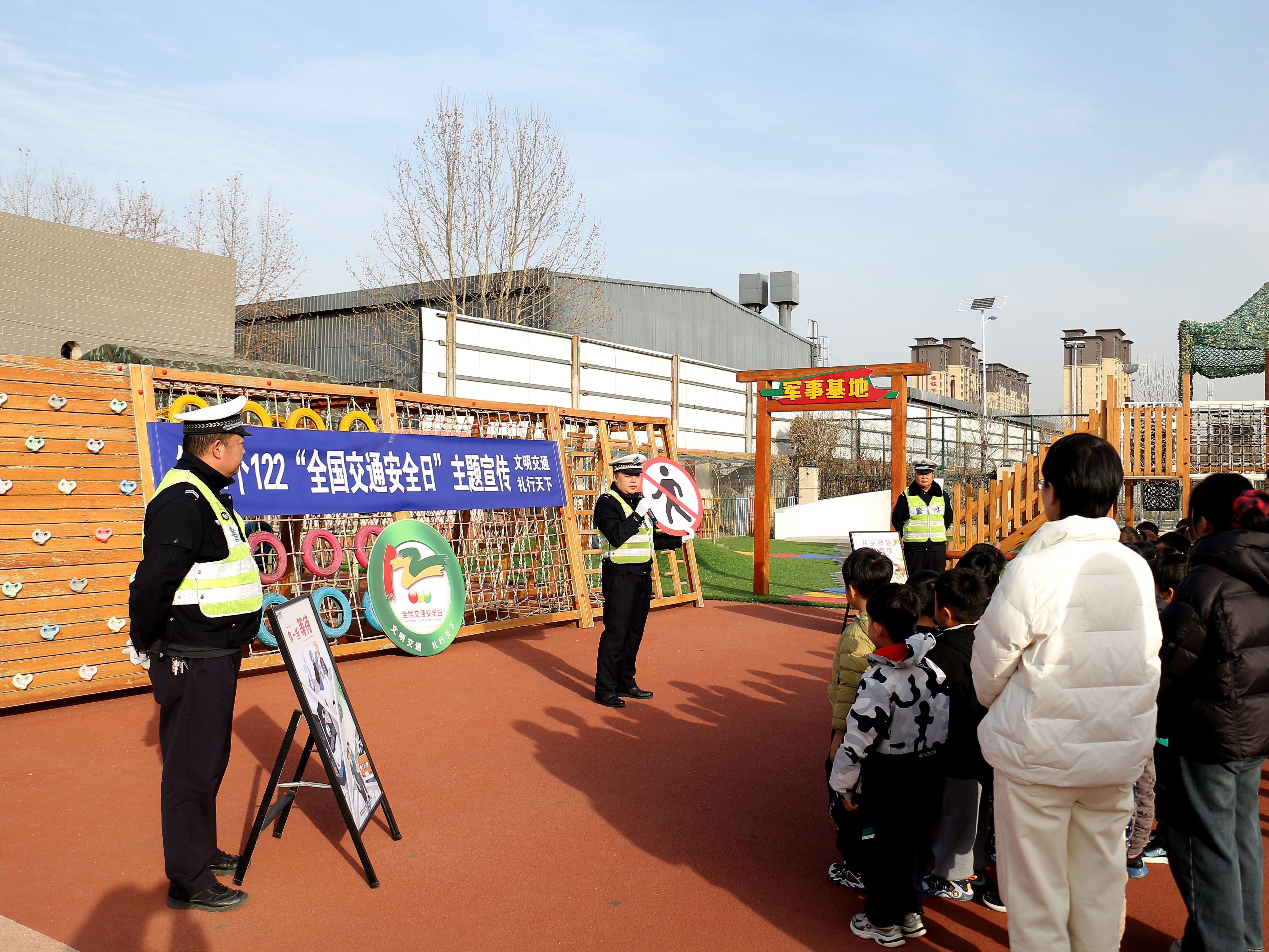 12月2日，隆尧县公安局交管大队民警在县直幼儿园讲解交通安全标志含义。成梅摄