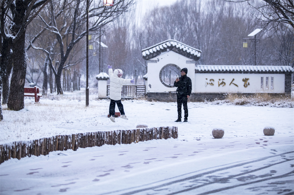 12月12日，河北省邯鄲市復興區沁河郊野公園，市民和游客在雪中漫步，打卡拍照。聶長青攝