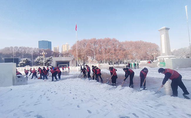 青年志愿者在华北军区烈士陵园清理冰雪。共青团河北省委供图