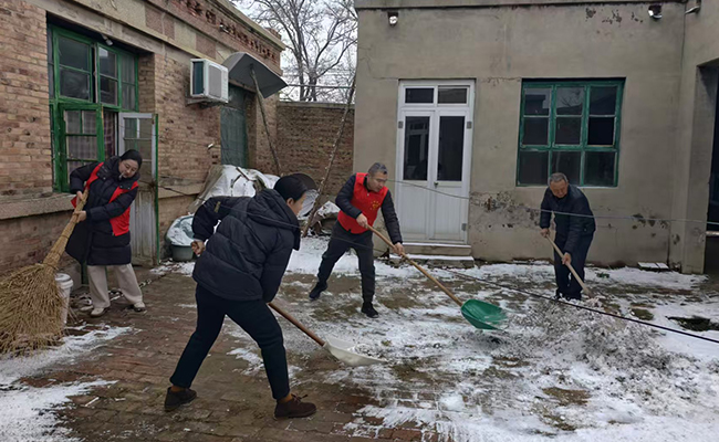 衡水市青年志愿者为孤寡老人家中清理积雪。共青团河北省委供图