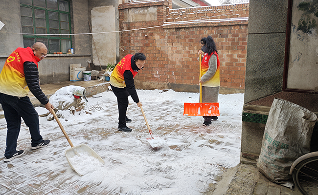 辛集市青年志愿者到孤寡老人家中清理积雪。共青团河北省委供图