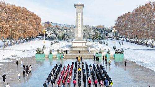 12月13日，省會各界群眾在華北軍區烈士陵園參加主題為“銘記歷史 珍愛和平 褒揚先烈 砥礪前行”的悼念活動，祭奠在抗日戰爭中犧牲的革命先烈和南京大屠殺中遇難的同胞。 本報記者 田 明攝
