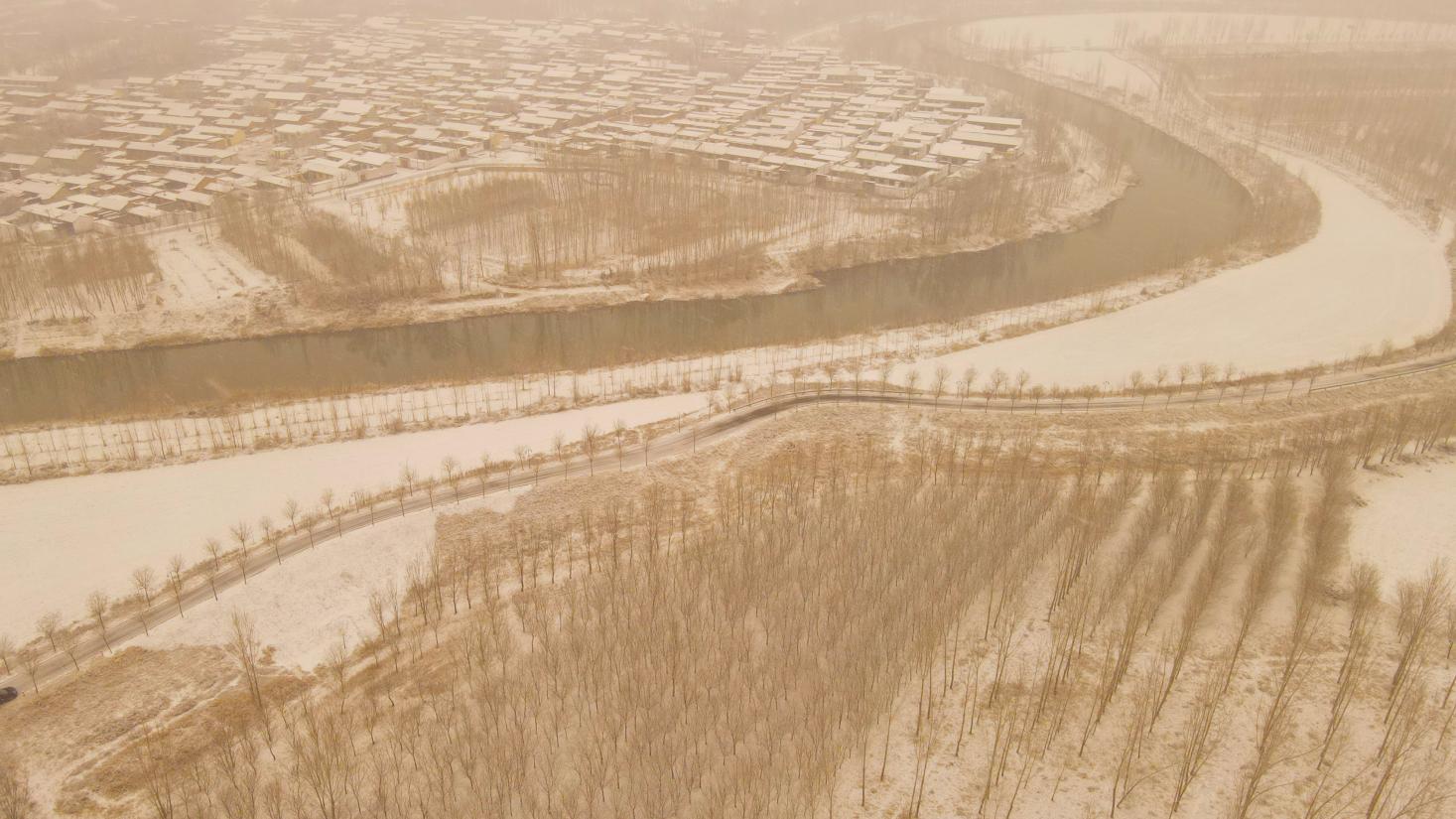 河北南皮大运河蜿蜒在村庄周围,如同一幅雪后水墨画。赵华靖摄