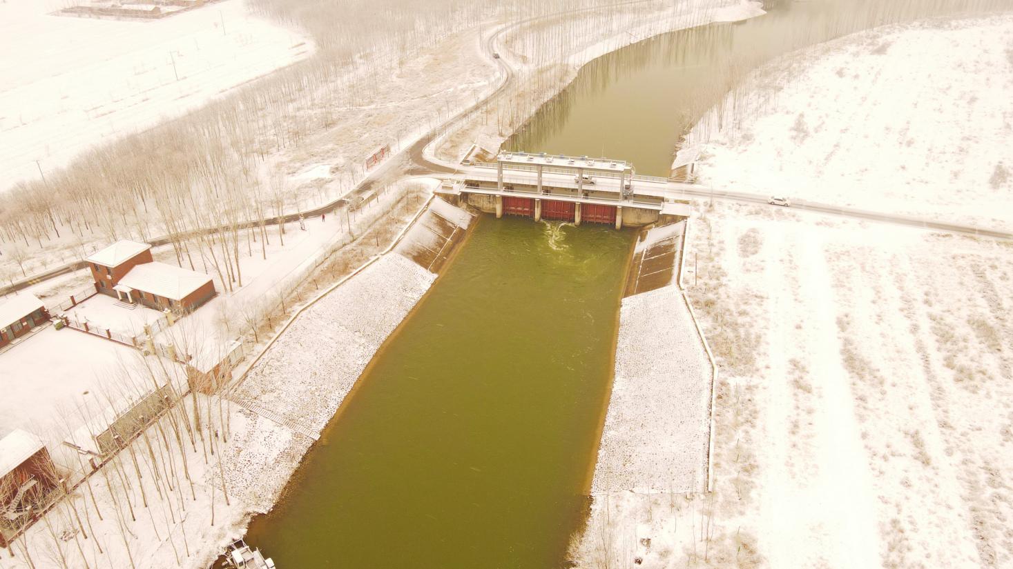 降雪后的大运河河北南皮段节制闸。赵华靖摄