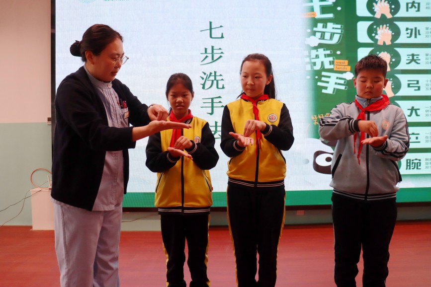 医护人员在教学生们“七步洗手法”。李谦摄