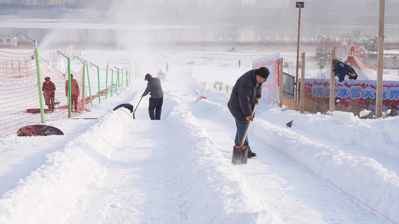 工作人员修整雪道。郭强摄