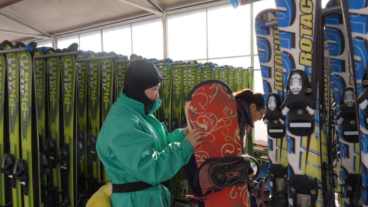 工作人员整理滑雪器械。郭强摄