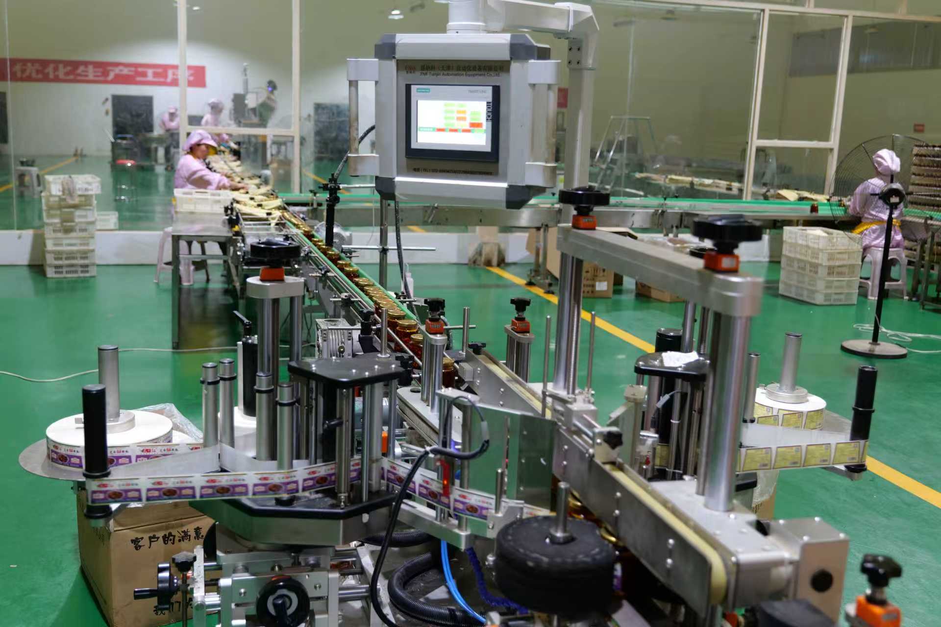 雞澤縣天下紅辣椒有限公司瓶裝自動傳輸生產線。郭俊杰攝