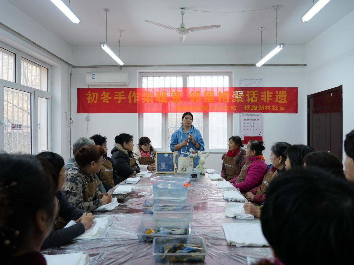 滄州市新華區在鐵路新村社區開展扎染體驗活動。劉一明攝