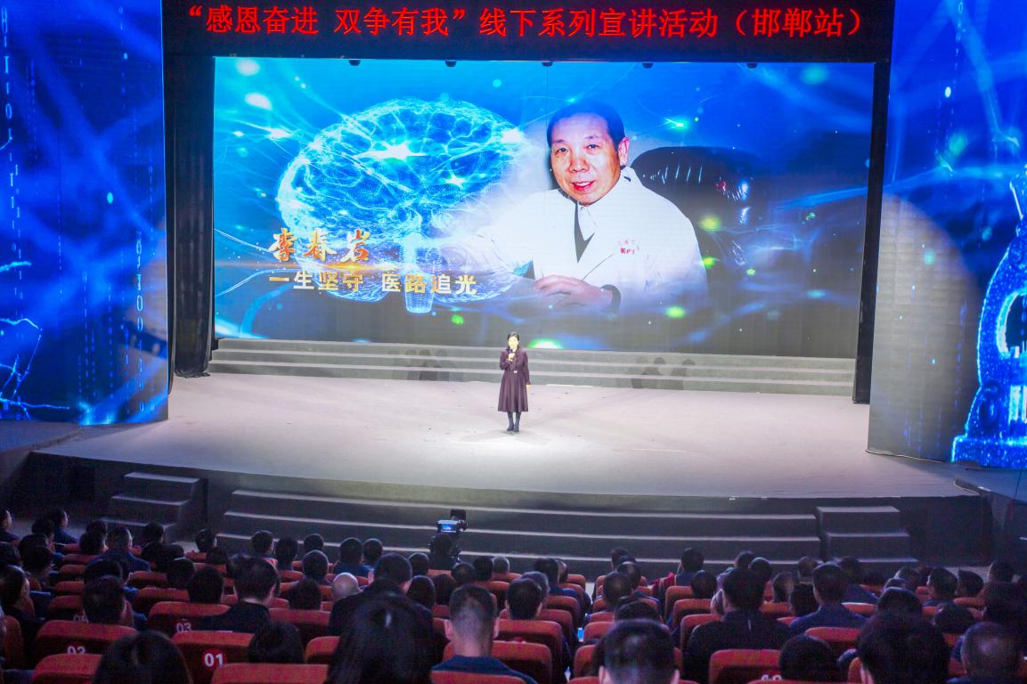 河北医科大学第二附属医院神经内科副护士长李萍，讲述了中国工程院院士李春岩几十年如一日扎根医疗科研一线的感人故事。聂长青摄