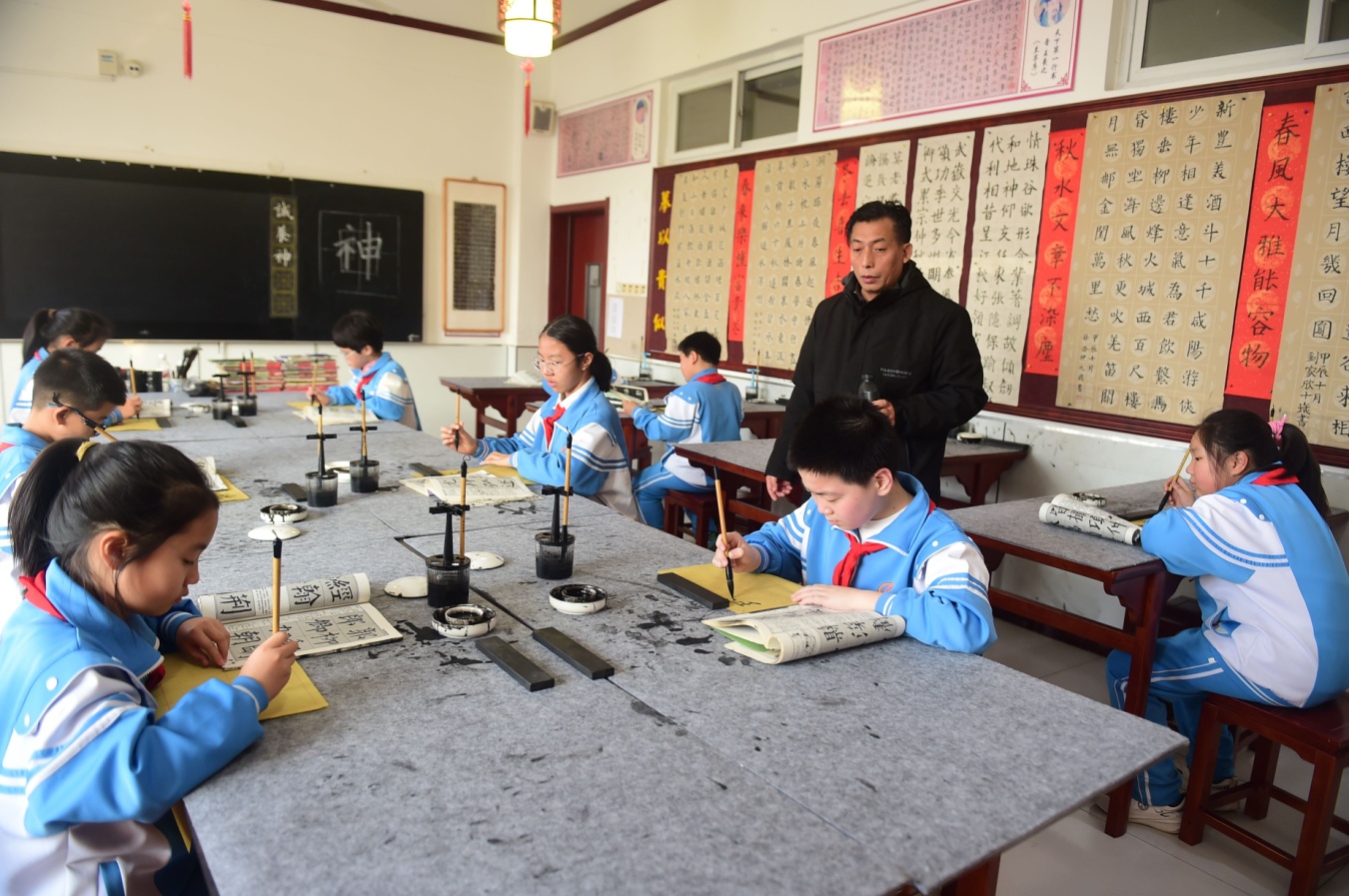 12月17日，沧州市第二实验小学书法社团的学生在练习书法。傅新春摄