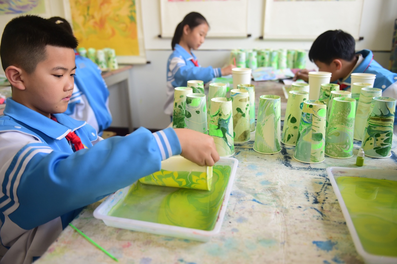 12月17日，沧州市第二实验小学学生在进行非遗“流沙笺”的制作。傅新春摄