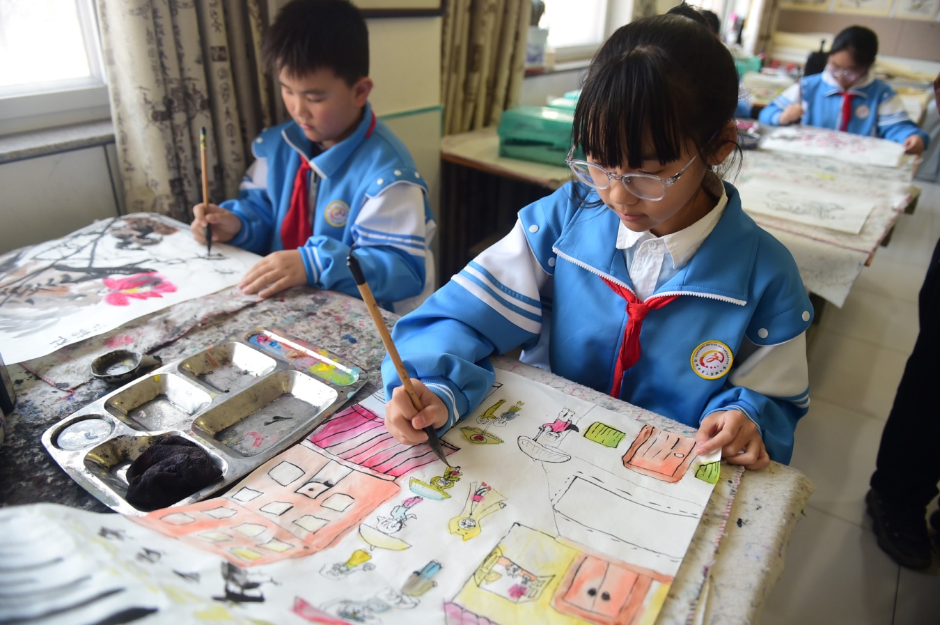 12月17日,沧州市第二实验小学美术社团的学生在绘画。傅新春摄