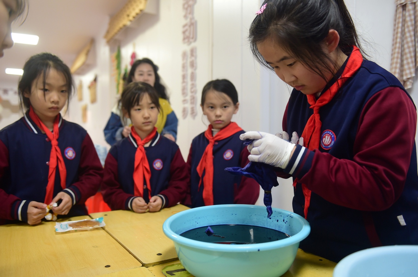 12月17日,沧州市北环路小学学生在学习非遗“扎染”。傅新春摄