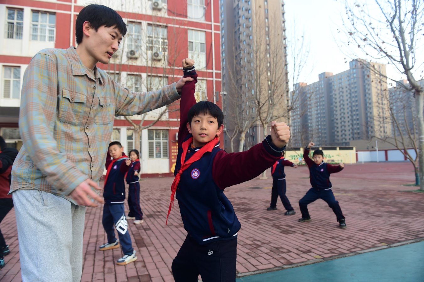 12月17日,沧州市北环路小学武术社团的学生在练习传统武术。傅新春摄