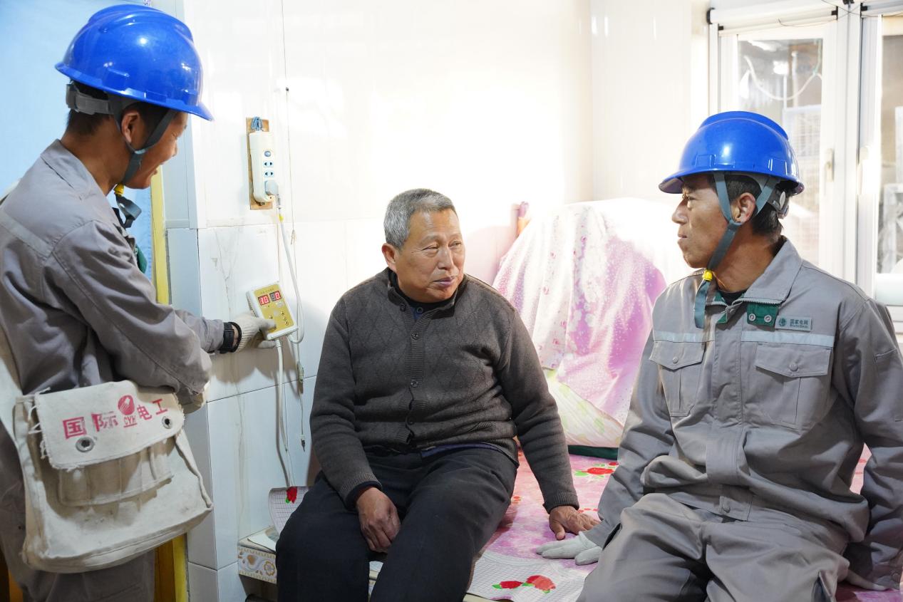 丰南电力公司员工向东田庄镇王打刁村村民了解电采暖用电需求。荣华摄