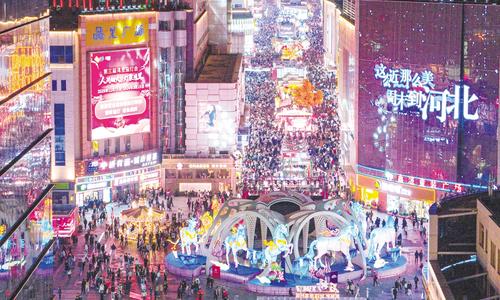 近日，游客在石家庄灣裡廟步行街游玩。本報記者 史晟全攝