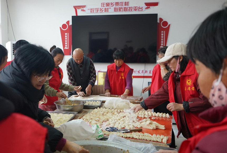 曲阳县庄窠乡贾庄村，志愿者在包饺子。王志鸿摄
