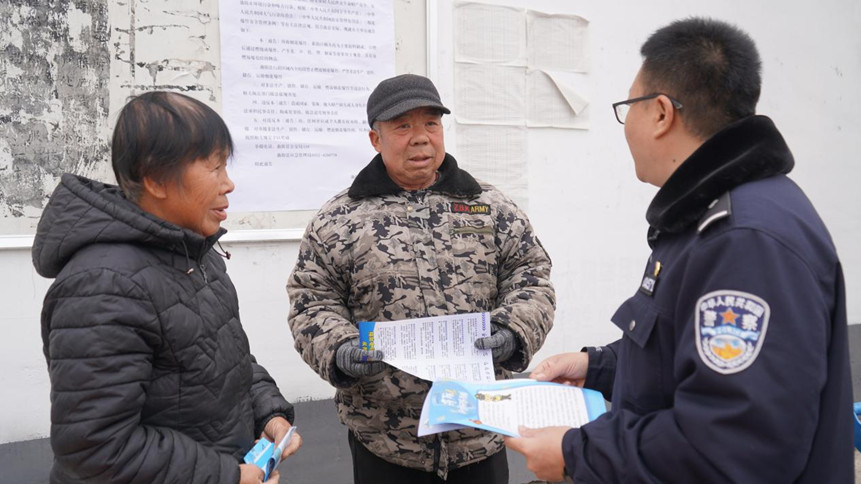 工作人员向老人普及法律知识。王志鸿摄