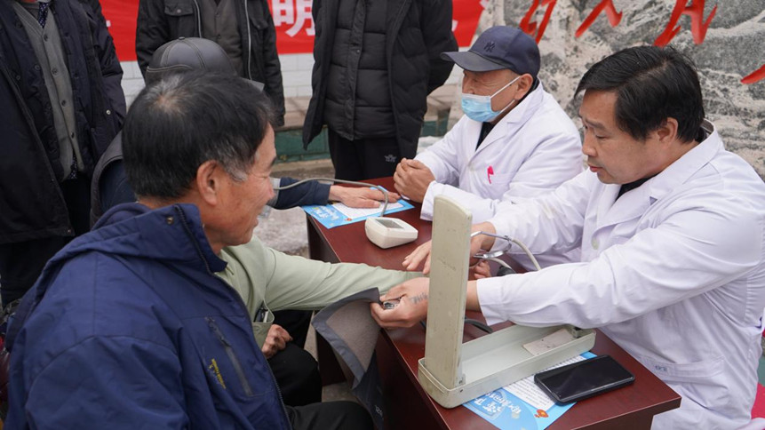 曲阳县嘉禾镇开展义诊活动。王柔嘉摄