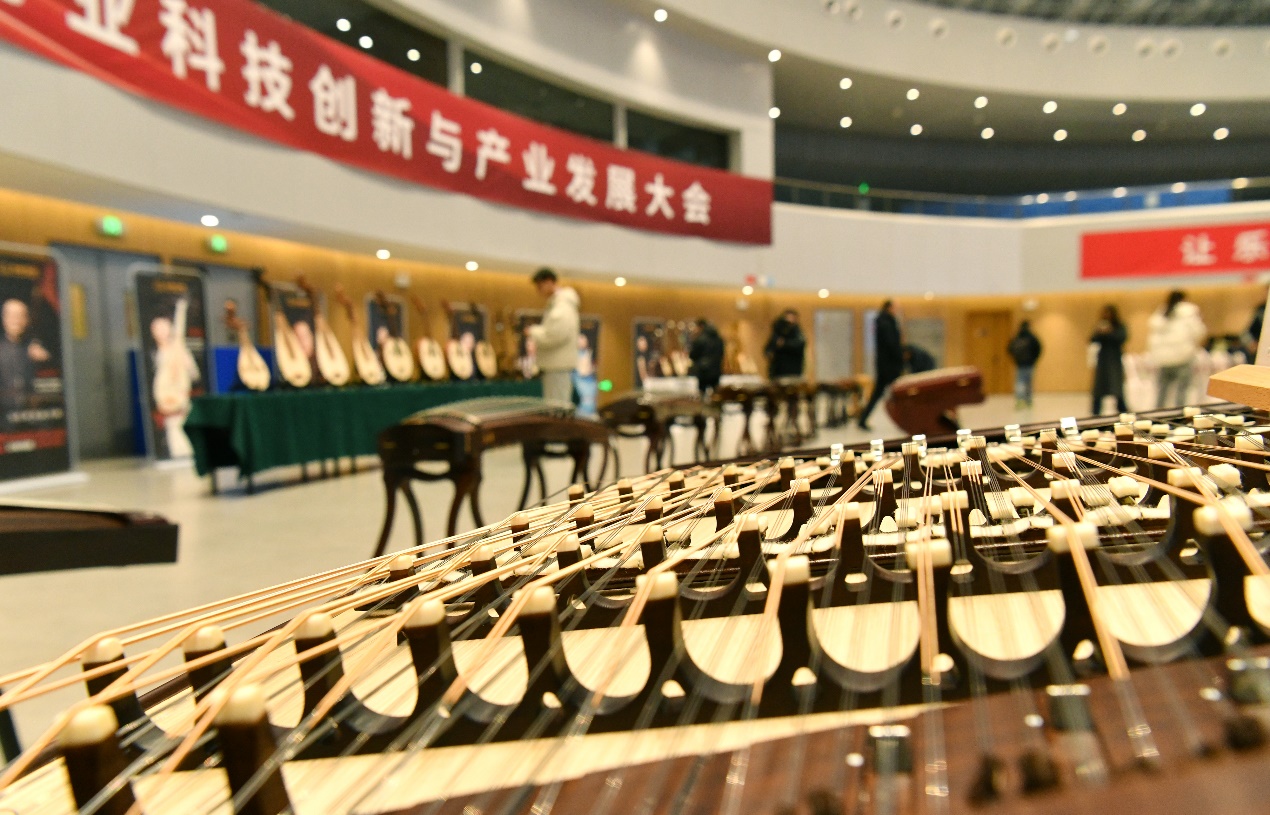 12月18日,与会人员在大会乐器展上参观。苑立伟摄