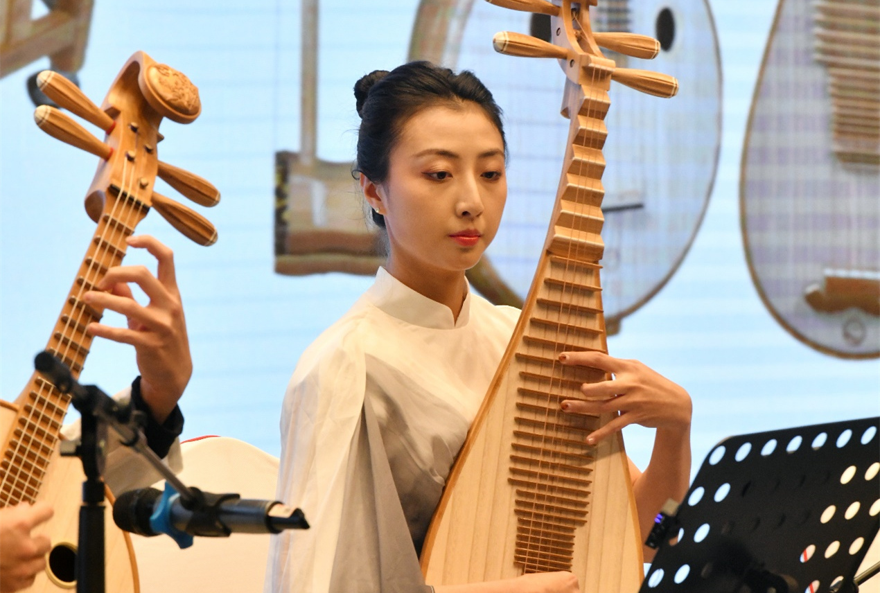 12月18日,弹奏者在大会上进行竹制系列民族乐器展演。苑立伟摄