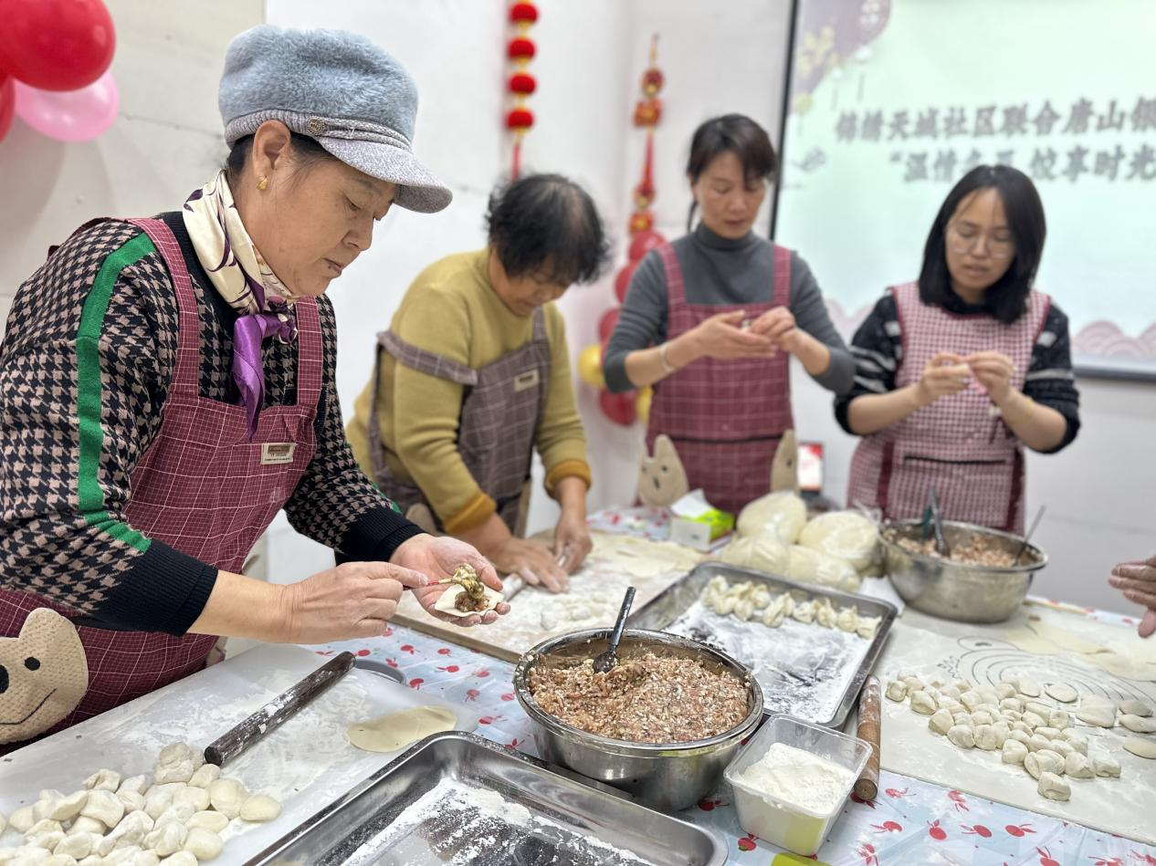 锦绣天城社区组织居民开展冬至包饺子活动。马帅摄