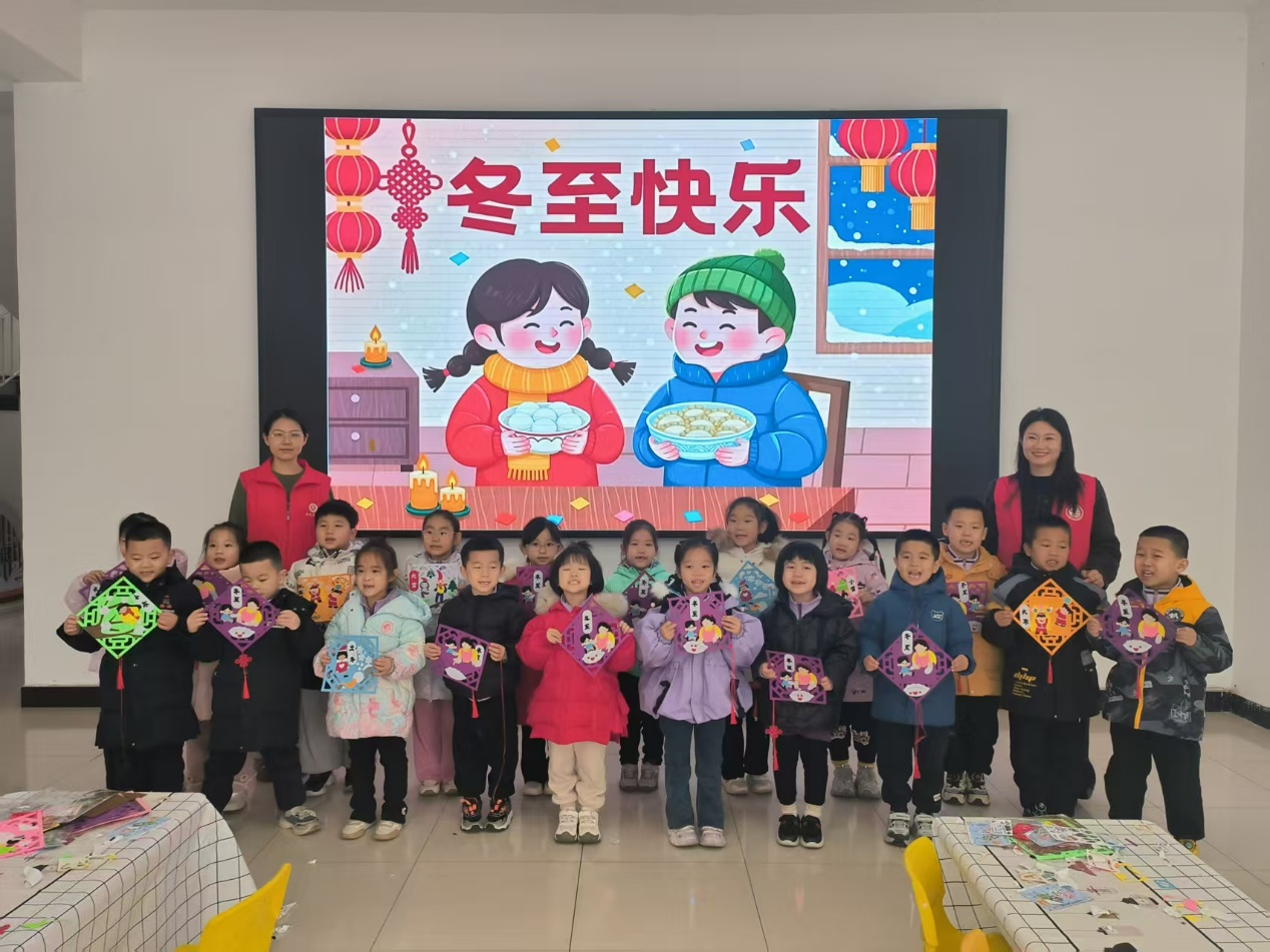 河头社区工作人员和小朋友一起制作冬至主题作品。张宁摄