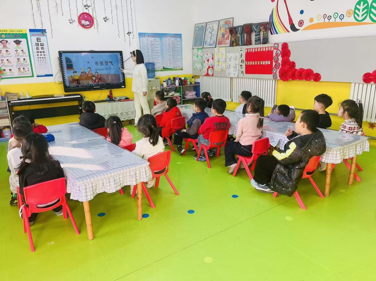 老师为孩子们讲解冬至的由来与习俗。马荣丽摄