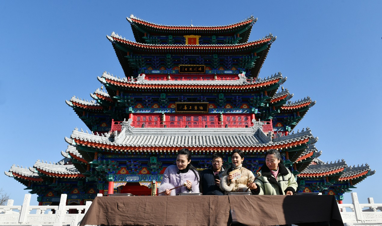 12月21日，游客在進行夾餃子比賽。苑立偉攝