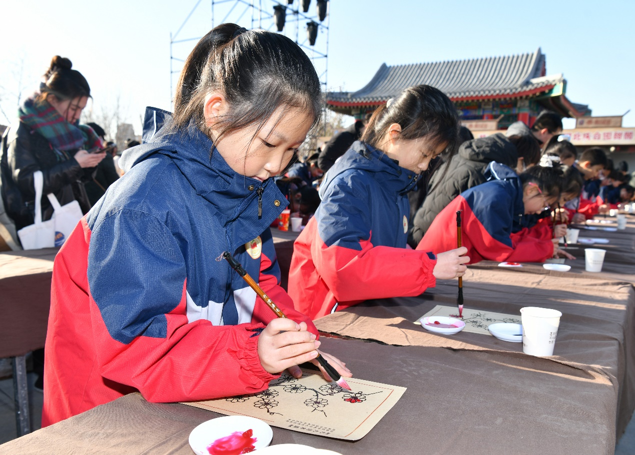 12月21日，小學生繪制九九消寒圖。苑立偉攝