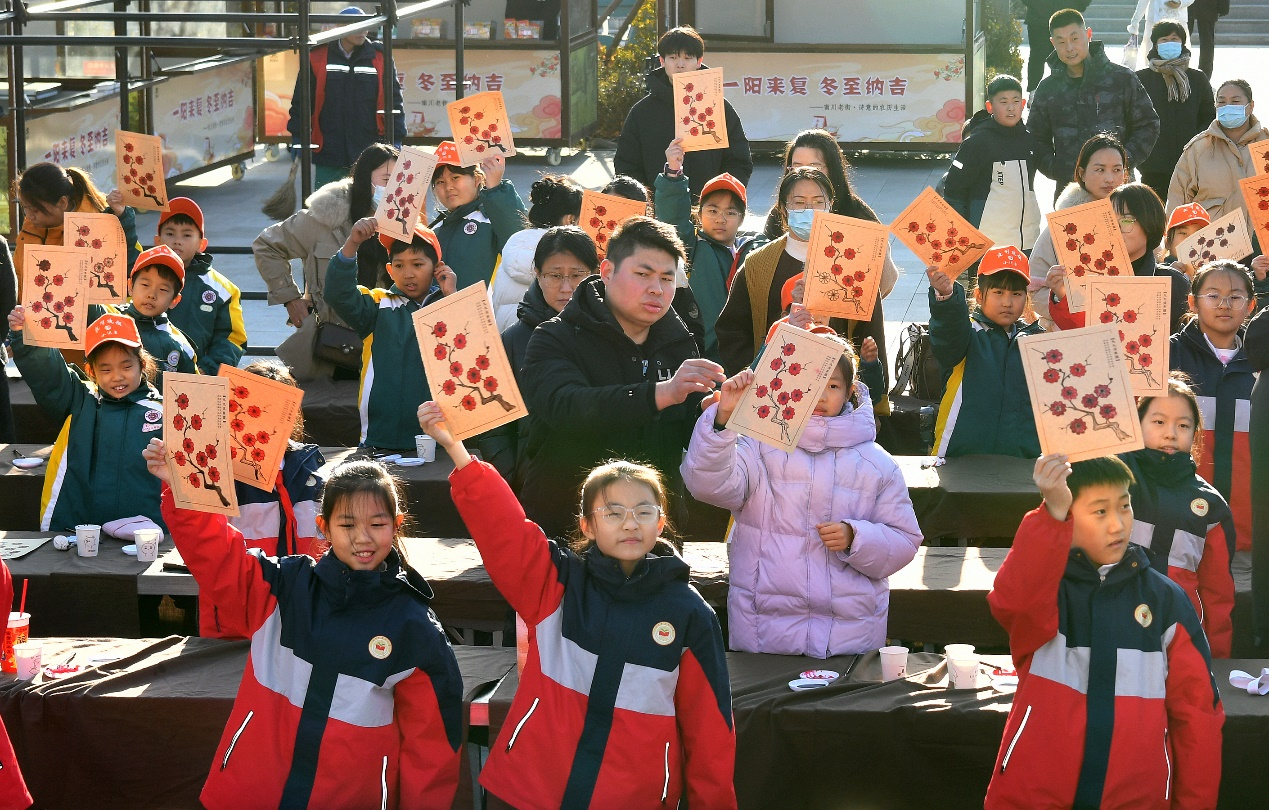12月21日，小學生展示繪制好的九九消寒圖。苑立偉攝