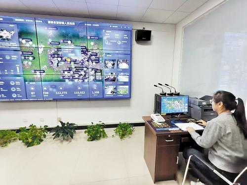 日前，在望都县望都镇智慧社区指挥中心，工作人员正在对社区的动态信息进行日常监测。 本报记者 方素菊摄