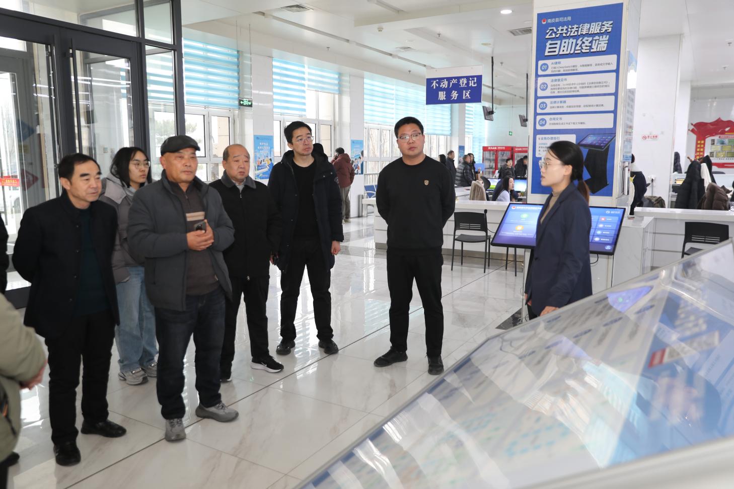南皮县企业代表听取行政审批大厅职能介绍。靳东凯摄