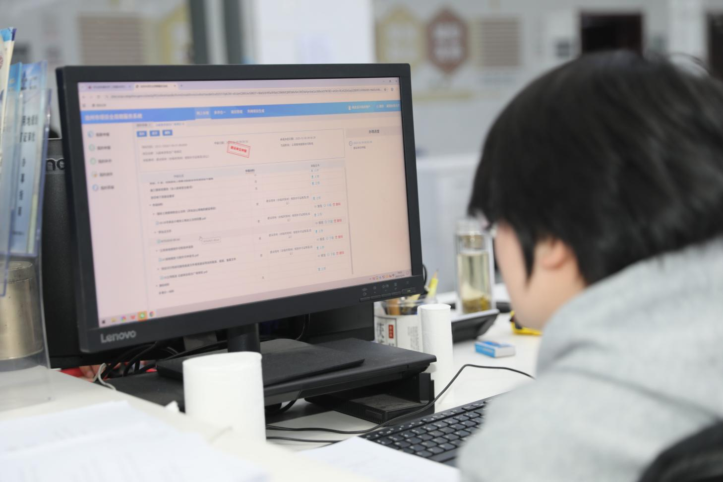 行政审批大厅工作人员为企业办理审批业务。靳东凯摄