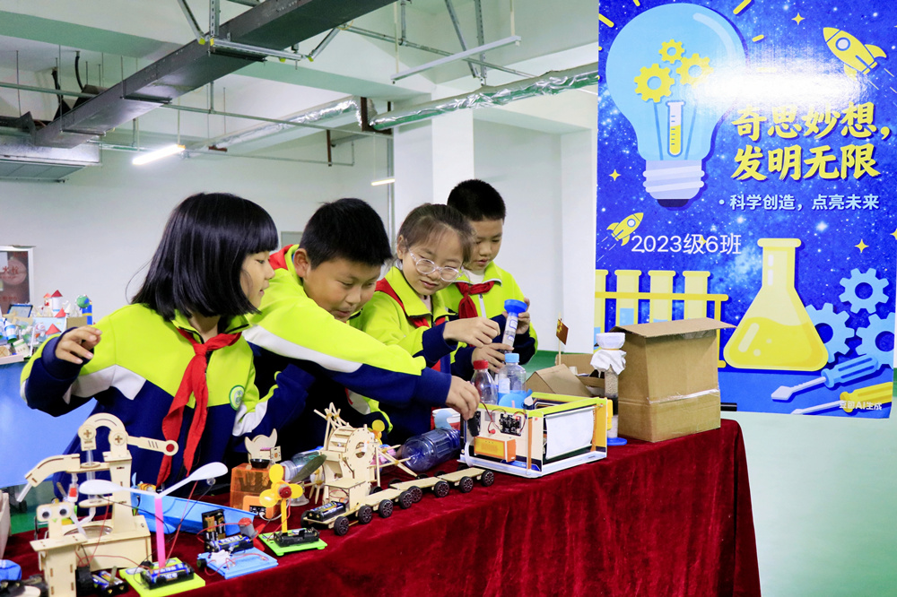 學生們在活動現場准備展出作品。趙雪聰攝