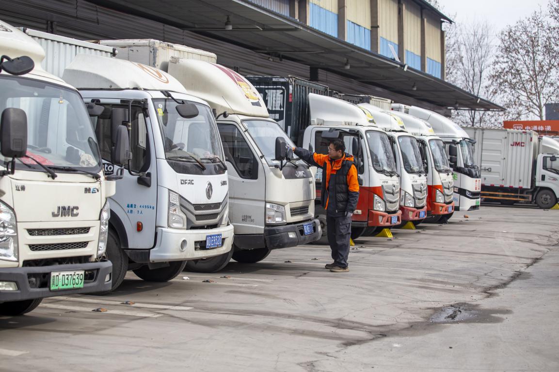 12月23日，河北省邯郸市复兴区一家快递集散中心，司机把分拣好的快递包裹装车外运。聂长青摄