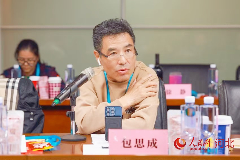 在“山海相连 青龙入湾”青龙特色产业粤港澳大湾区招商对接会上包思成发言。人民网 左原铭摄