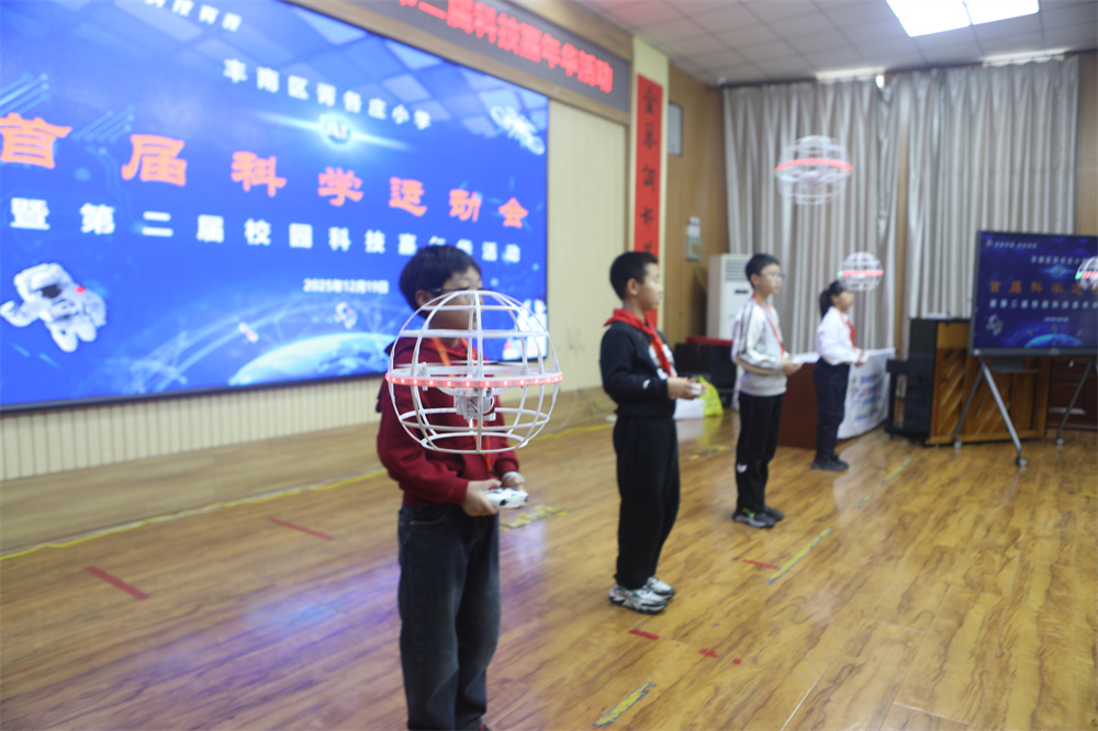 胥各庄小學首屆科學運動會開幕式無人機足球表演。侯秀軍攝