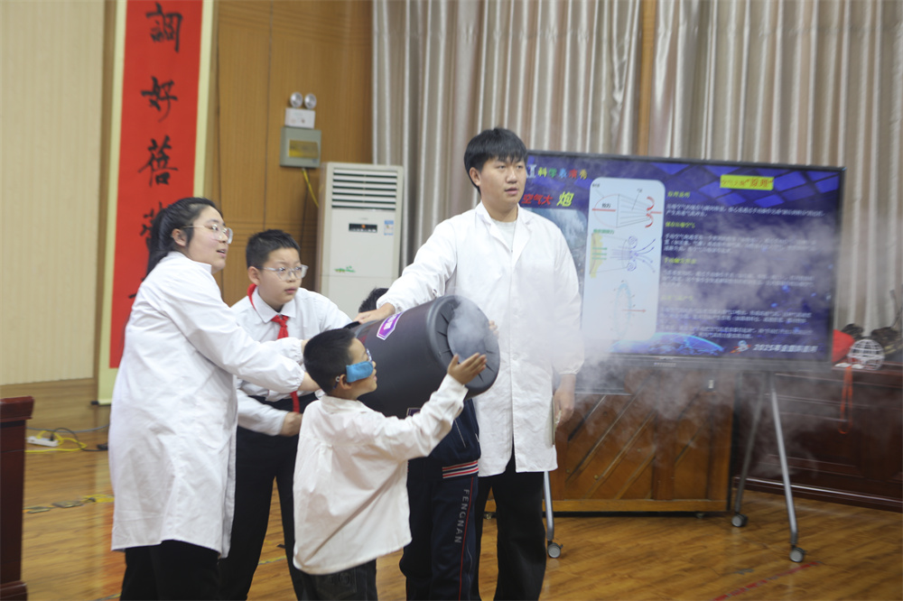 胥各庄小學首屆科學運動會開幕式學生科學表演秀。侯秀軍攝