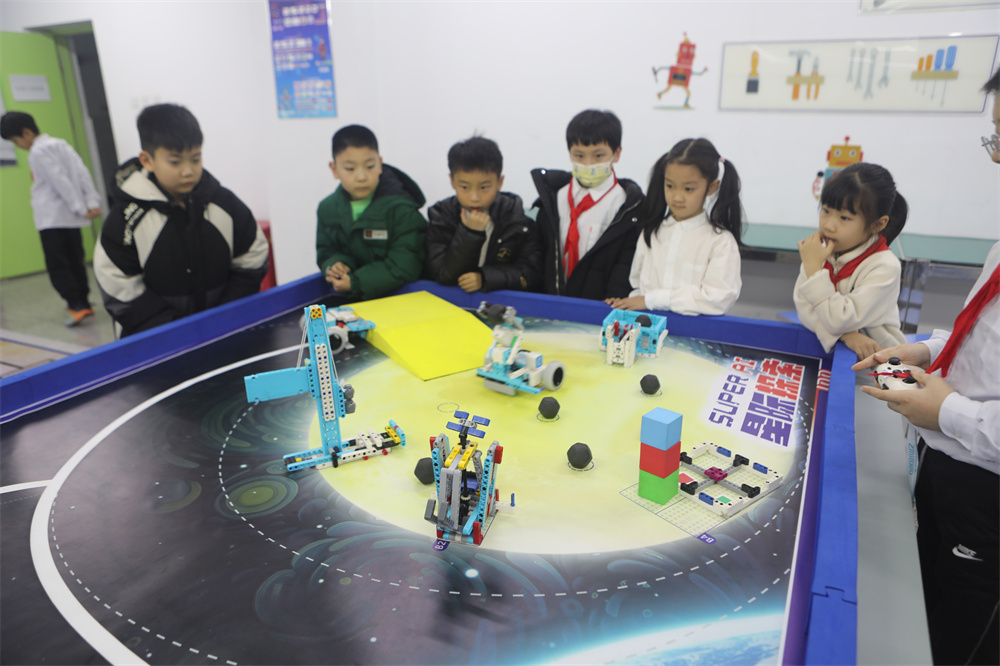 胥各庄小學首屆科學運動會學生機器人項目比賽現場。侯秀軍攝