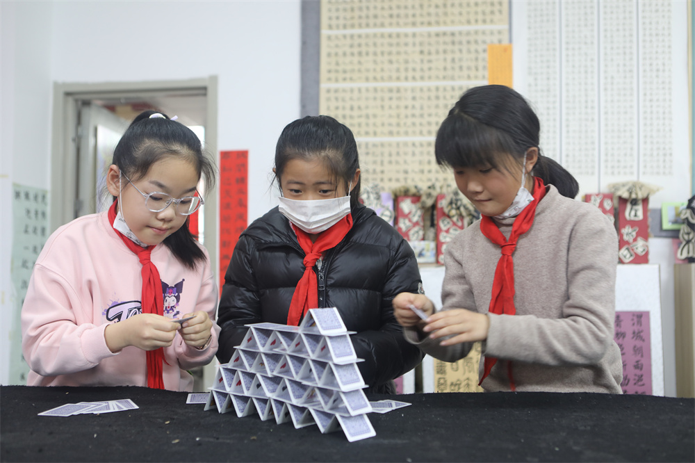 胥各庄小學首屆科學運動會學生扑克搭高塔項目比賽現場。侯秀軍攝