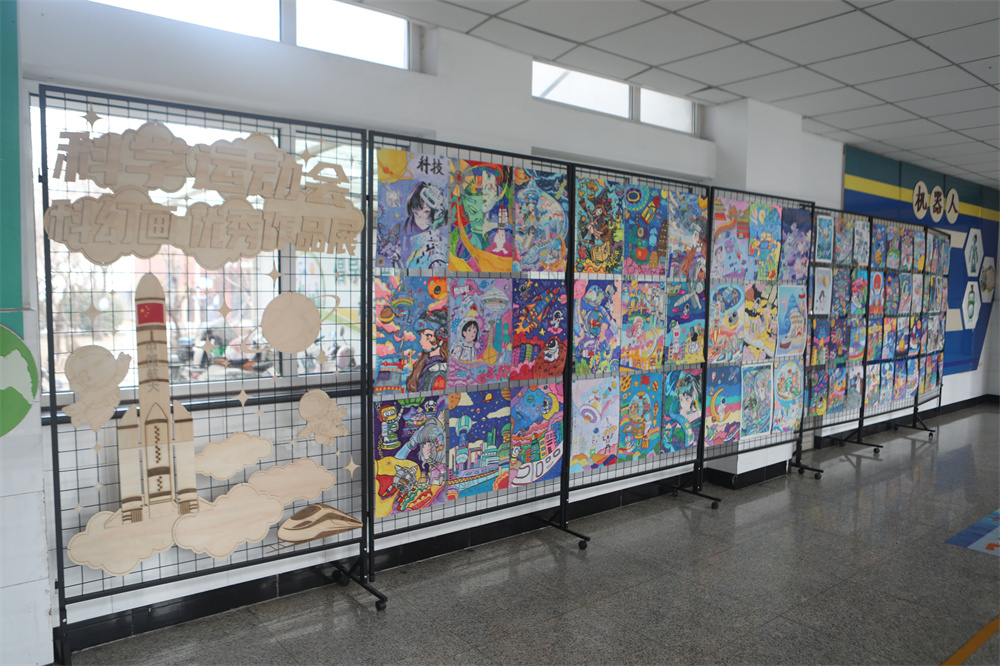 胥各庄小學首屆科學運動會學生科幻畫優秀作品展。侯秀軍攝
